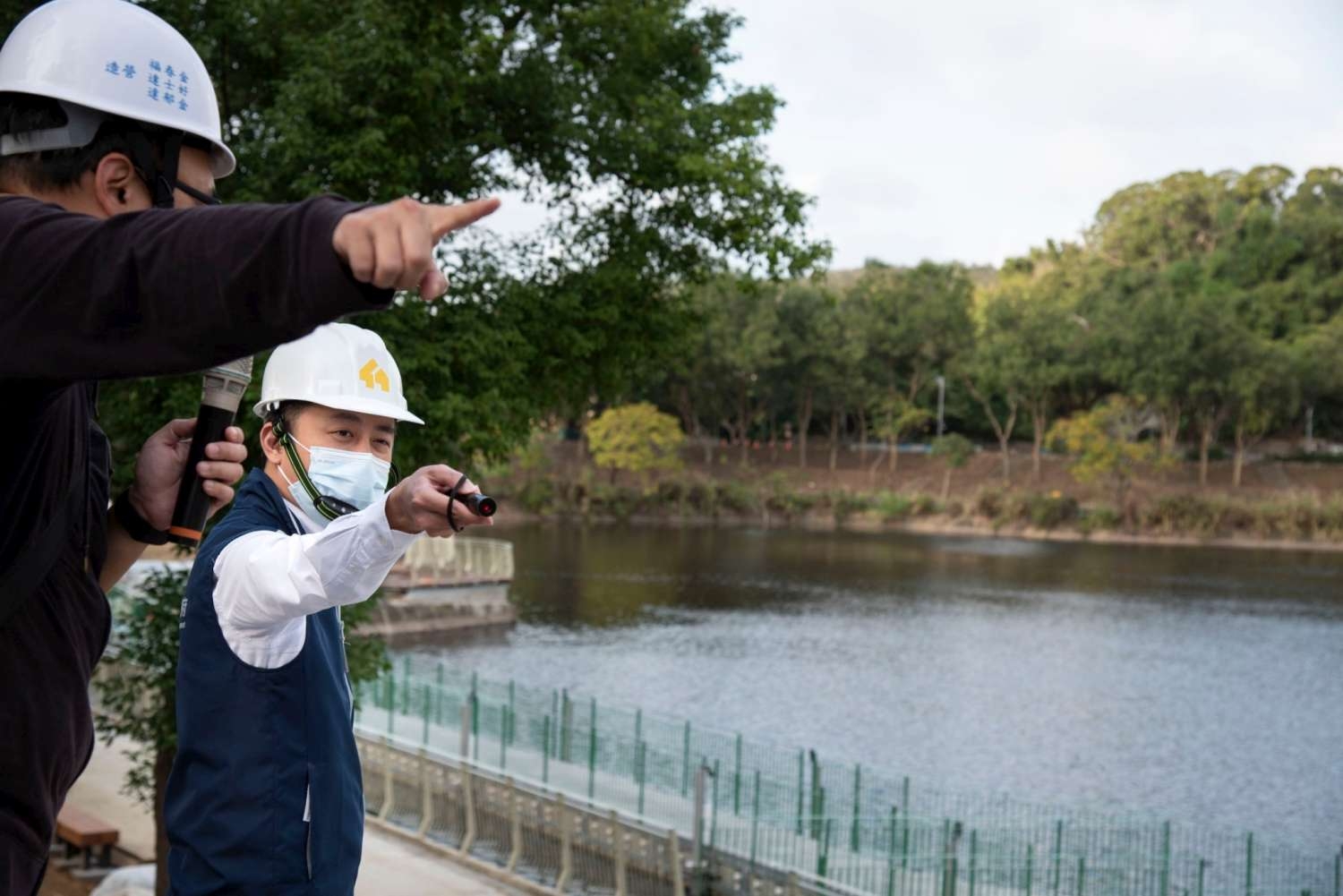 新竹市長林智堅視察青草湖水岸核心區工程。