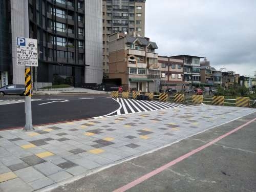 高鐵通勤族福音 竹市改善新莊車站前人行道打造無障礙空間