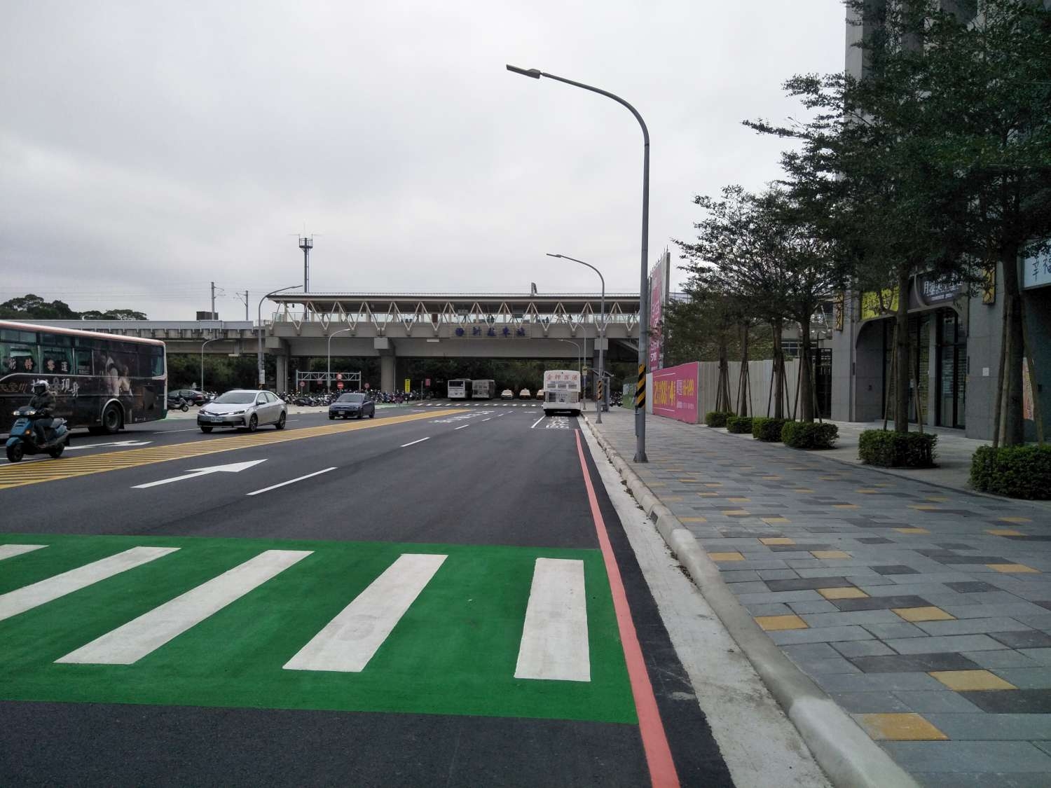 高鐵通勤族福音 竹市改善新莊車站前人行道打造無障礙空間