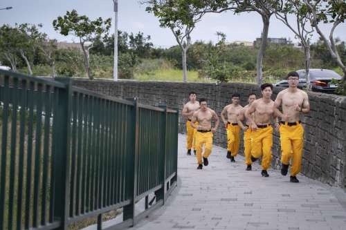 5.6公里客雅溪水岸步道啟用 猛男消防員組隊開跑