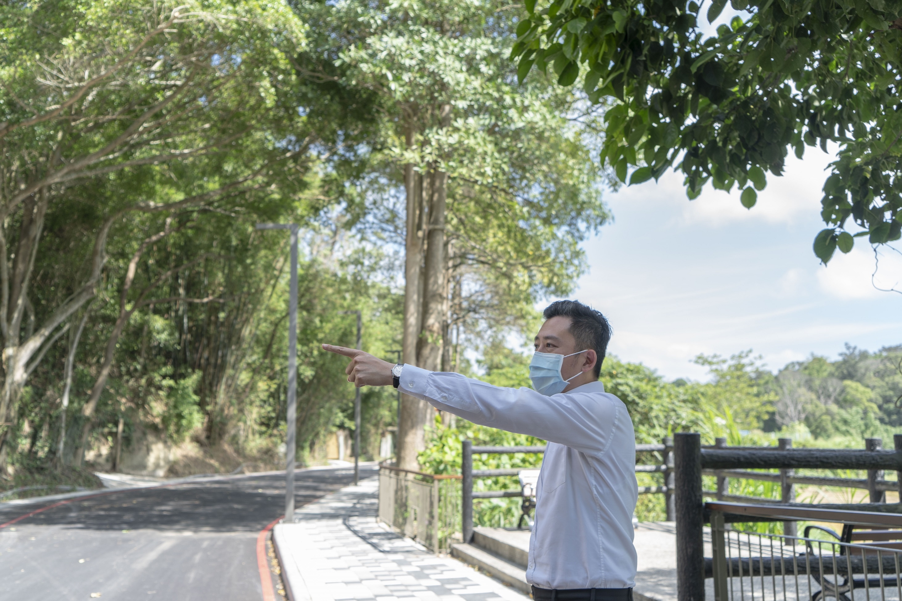 市長開箱青草湖環湖步道。