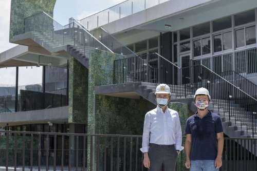 市長與田中央事務所黃聲遠建築師開箱龍山國小新校舍。