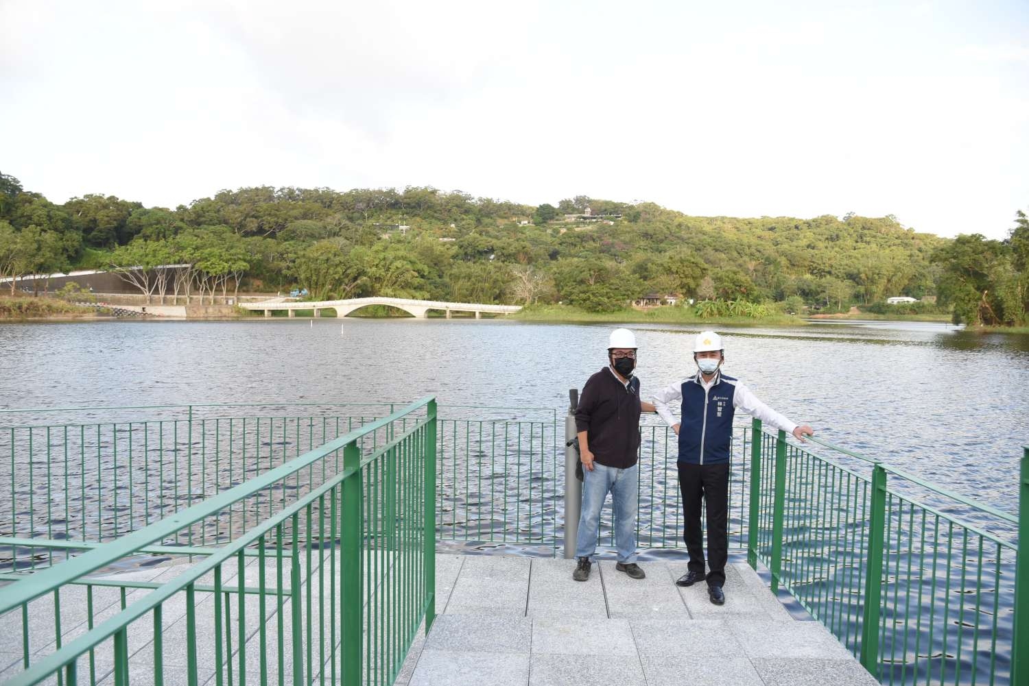 新竹市長林智堅與操刀青草湖水岸環境改善工程的建築師周書賢。