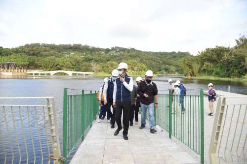 新竹市長林智堅視察青草湖水岸核心區工程。