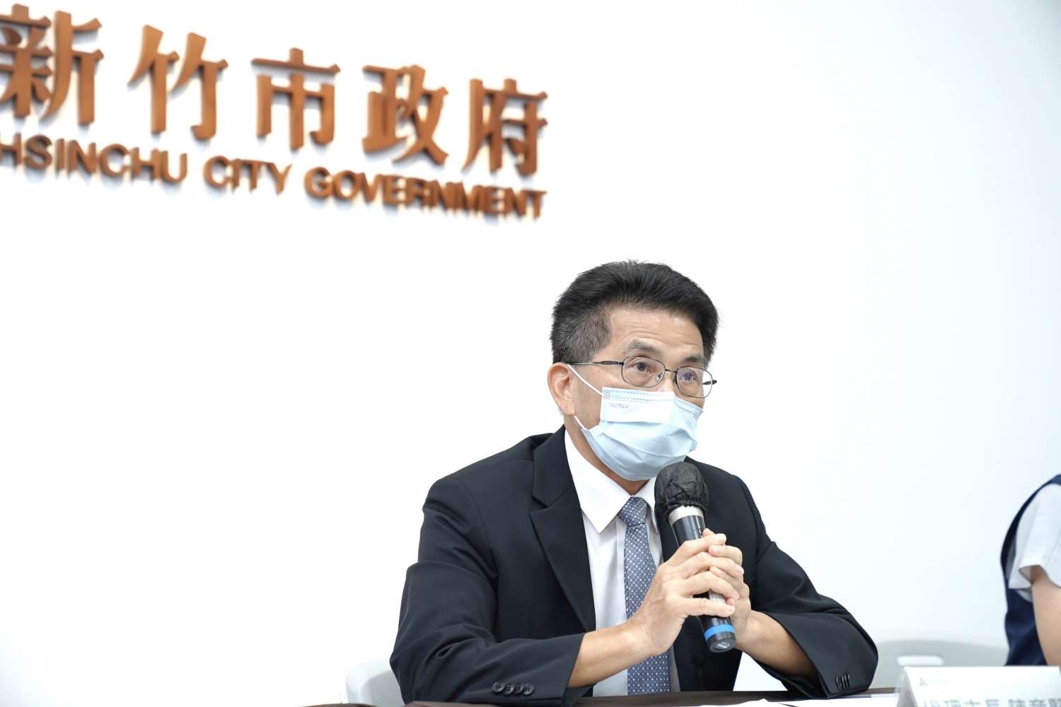 新竹市政府今（25）日舉辦「新竹市立棒球場工程說明記者會」，陳章賢代理市長說明。