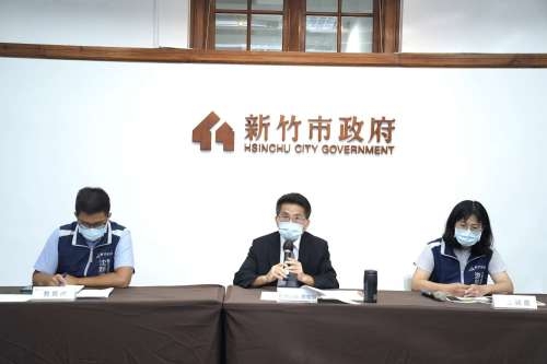 （左起）教育處沈靜濤副處長、陳章賢代理市長、工務處游蘭英副處長。