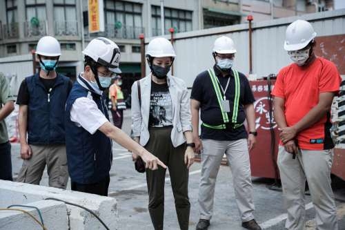 陳章賢代理市長視察人行地下道周邊環境。