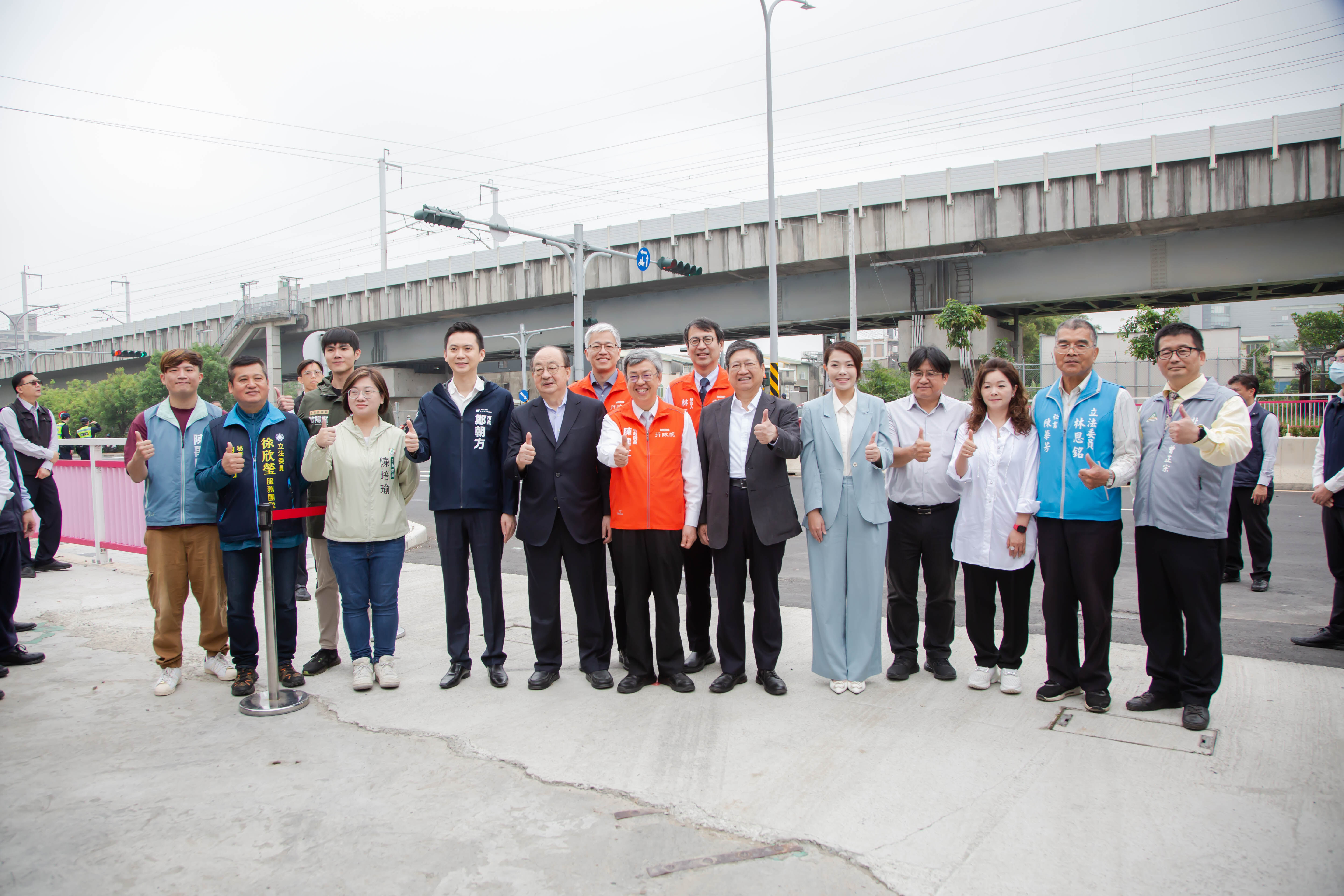行政院長陳建仁視察高鐵橋下延伸至竹科工程通車情況，與會來賓大合影。